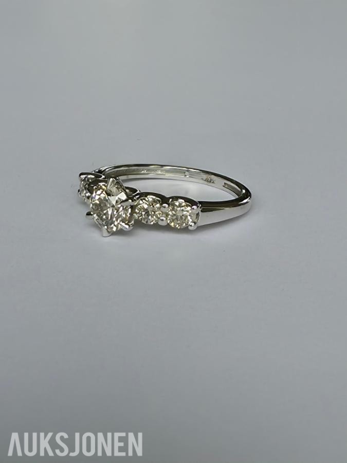 0.86CT DIAMANTRING I 14K GULL. NATURLIGE DIAMANTER! TAKSTBREV OG SERTIFIKAT!
