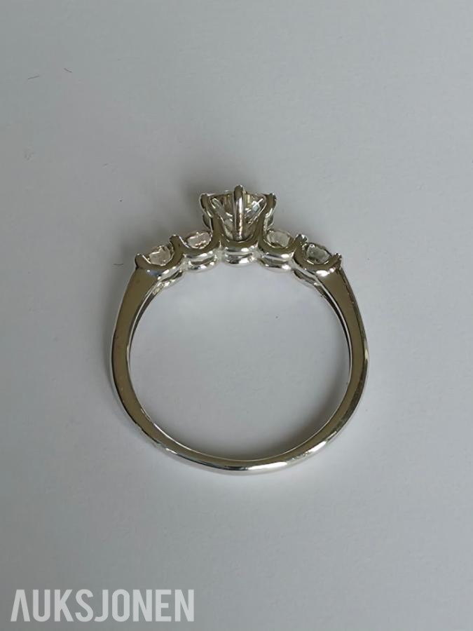 0.86CT DIAMANTRING I 14K GULL. NATURLIGE DIAMANTER! TAKSTBREV OG SERTIFIKAT!