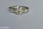 0.86CT DIAMANTRING I 14K GULL. NATURLIGE DIAMANTER! TAKSTBREV OG SERTIFIKAT!