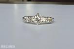 0.86CT DIAMANTRING I 14K GULL. NATURLIGE DIAMANTER! TAKSTBREV OG SERTIFIKAT!