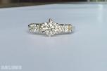 0.86CT DIAMANTRING I 14K GULL. NATURLIGE DIAMANTER! TAKSTBREV OG SERTIFIKAT!