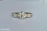 0.86CT DIAMANTRING I 14K GULL. NATURLIGE DIAMANTER! TAKSTBREV OG SERTIFIKAT!