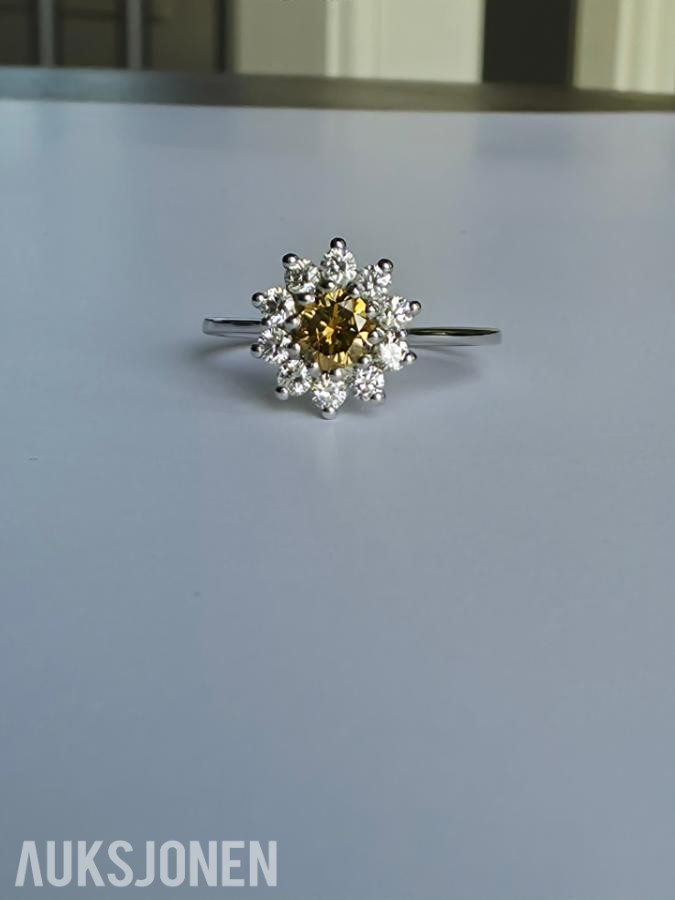 0.88CT DIAMANTRING I 14K GULL. NATURLIGE DIAMANTER! TAKSTBREV OG SERTIFIKAT!
