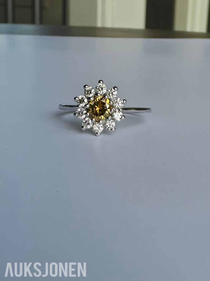 0.88CT DIAMANTRING I 14K GULL. NATURLIGE DIAMANTER! TAKSTBREV OG SERTIFIKAT!