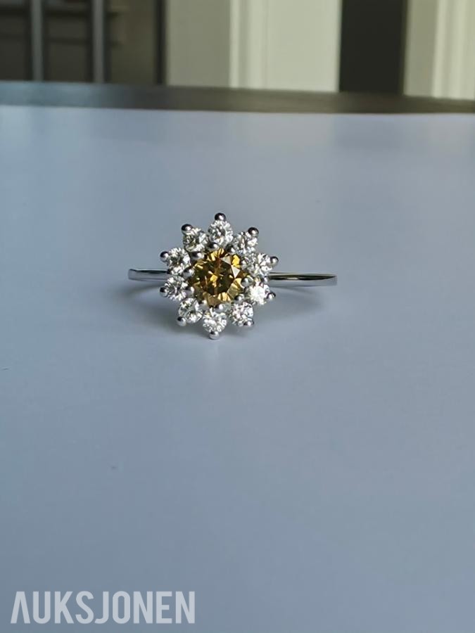 0.88CT DIAMANTRING I 14K GULL. NATURLIGE DIAMANTER! TAKSTBREV OG SERTIFIKAT!
