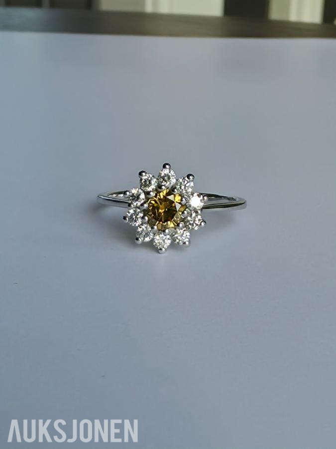 0.88CT DIAMANTRING I 14K GULL. NATURLIGE DIAMANTER! TAKSTBREV OG SERTIFIKAT!
