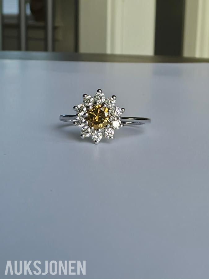 0.88CT DIAMANTRING I 14K GULL. NATURLIGE DIAMANTER! TAKSTBREV OG SERTIFIKAT!