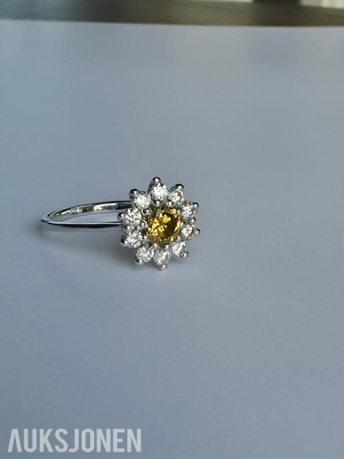 0.88CT DIAMANTRING I 14K GULL. NATURLIGE DIAMANTER! TAKSTBREV OG SERTIFIKAT!