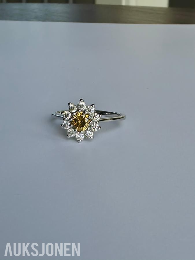 0.88CT DIAMANTRING I 14K GULL. NATURLIGE DIAMANTER! TAKSTBREV OG SERTIFIKAT!