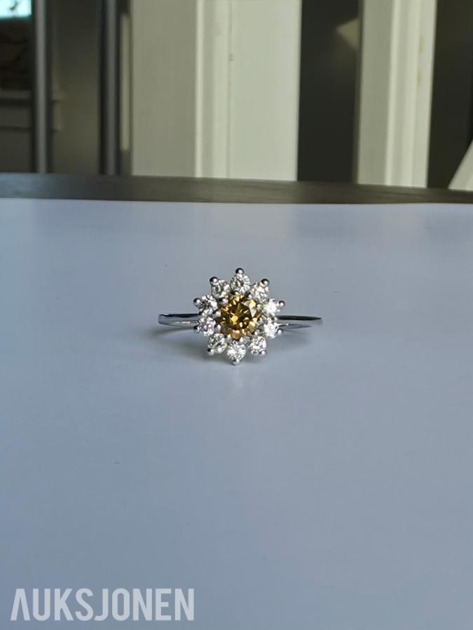 0.88CT DIAMANTRING I 14K GULL. NATURLIGE DIAMANTER! TAKSTBREV OG SERTIFIKAT!