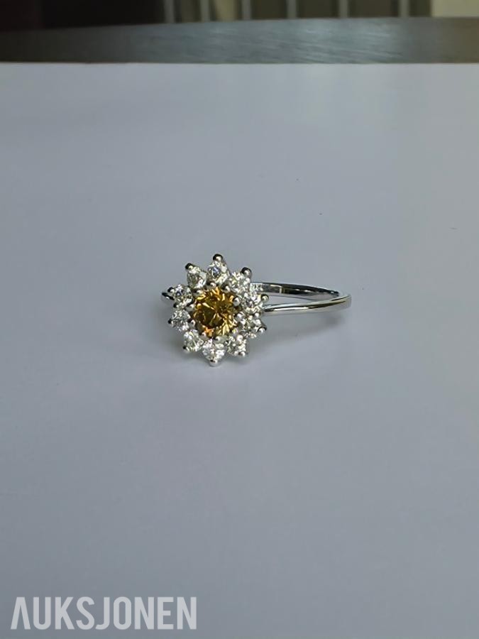 0.88CT DIAMANTRING I 14K GULL. NATURLIGE DIAMANTER! TAKSTBREV OG SERTIFIKAT!