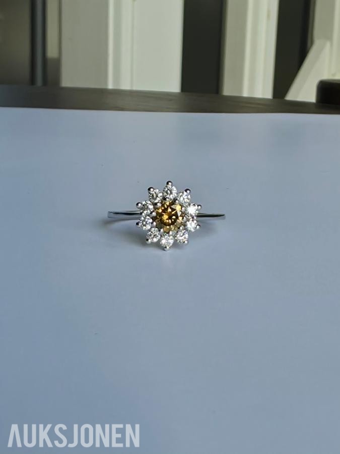 0.88CT DIAMANTRING I 14K GULL. NATURLIGE DIAMANTER! TAKSTBREV OG SERTIFIKAT!