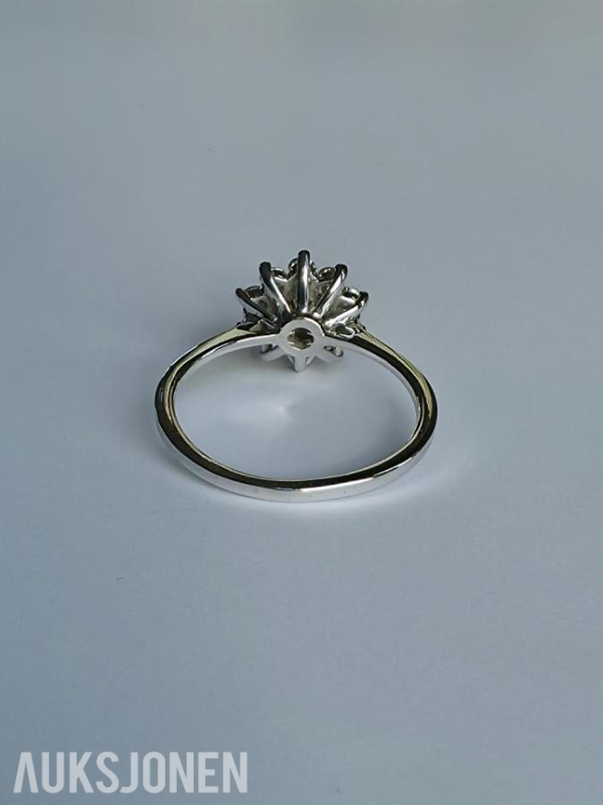 0.88CT DIAMANTRING I 14K GULL. NATURLIGE DIAMANTER! TAKSTBREV OG SERTIFIKAT!