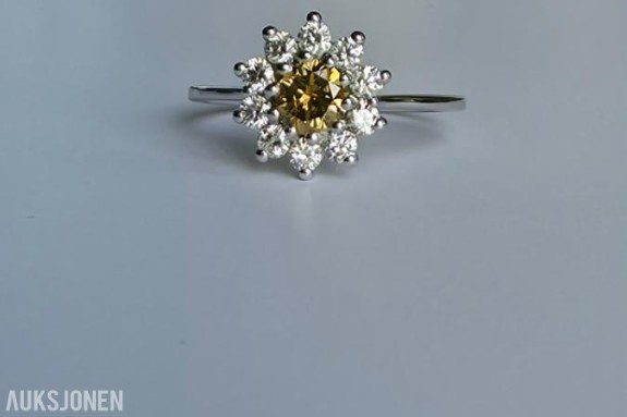 0.88CT DIAMANTRING I 14K GULL. NATURLIGE DIAMANTER! TAKSTBREV OG SERTIFIKAT!