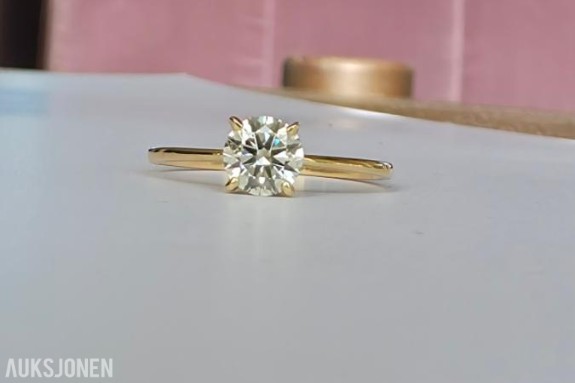 0.62CT ENSTENS DIAMANTRING I 14K GULL. NATURLIG DIAMANT! TAKSTBREV OG SERTIFIKAT!