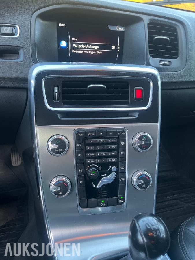 2015 VOLVO V60 D2 115HK CRUISEKONTROLL, HENGERFESTE, SKINNSETER