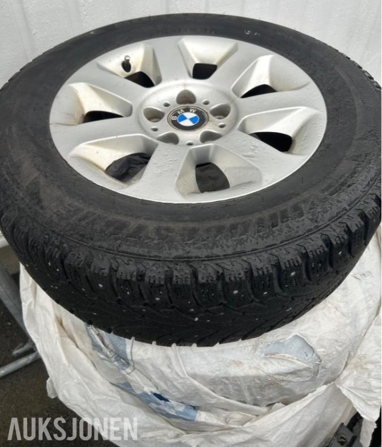 Felger og vinterdekk med pigg BMW E60 - 215/65 R16