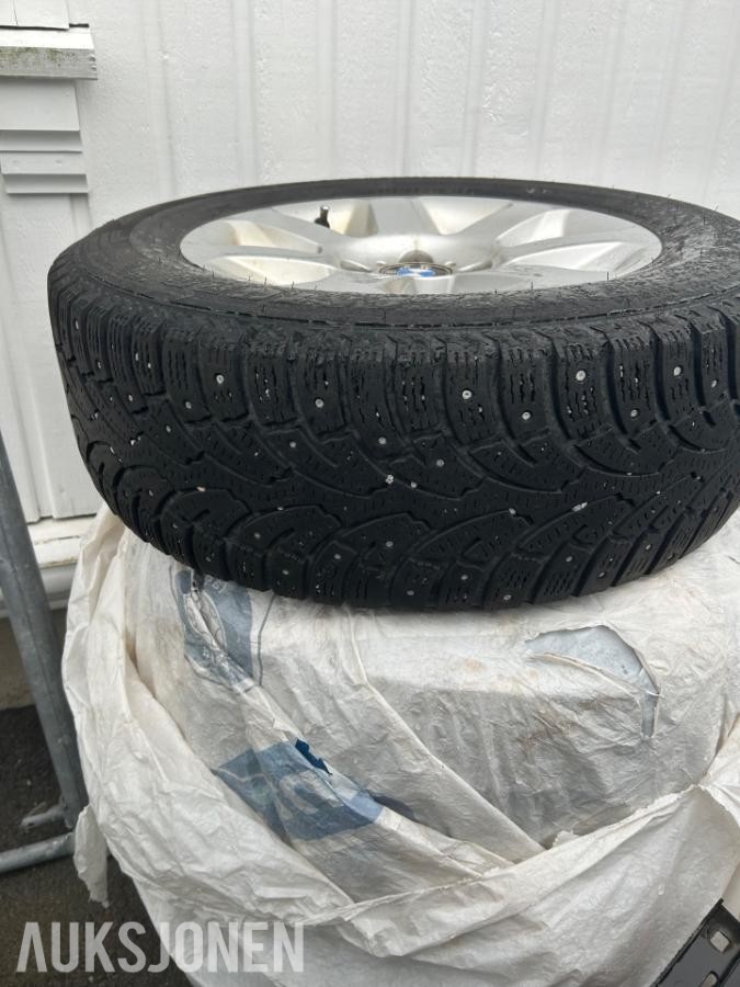 Felger og vinterdekk med pigg BMW E60 - 215/65 R16