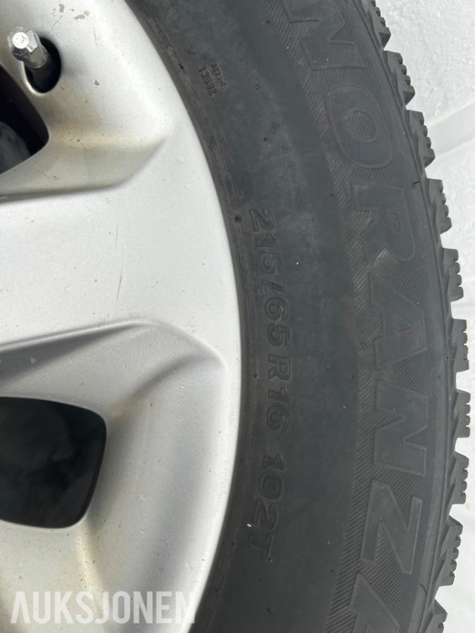 Felger og vinterdekk med pigg BMW E60 - 215/65 R16