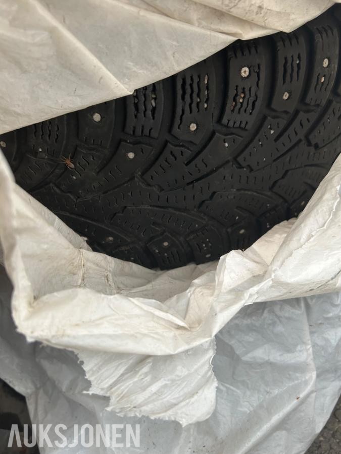 Felger og vinterdekk med pigg BMW E60 - 215/65 R16