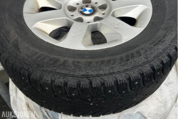 Felger og vinterdekk med pigg BMW E60 - 215/65 R16