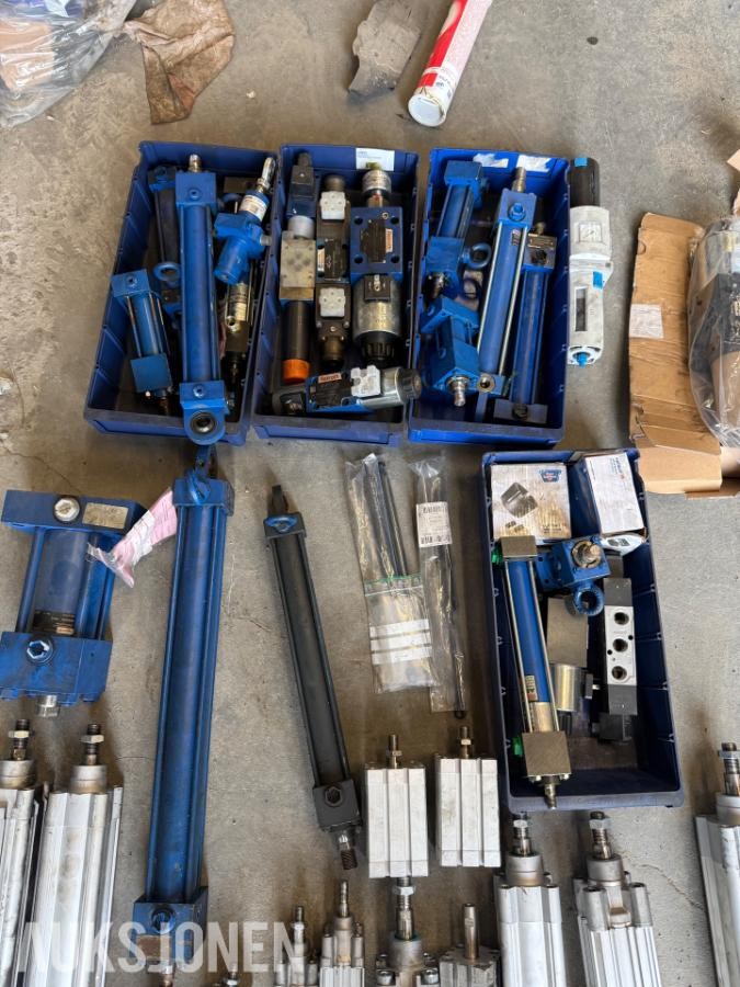 Div parti med  hydraulikk og pneumatikk