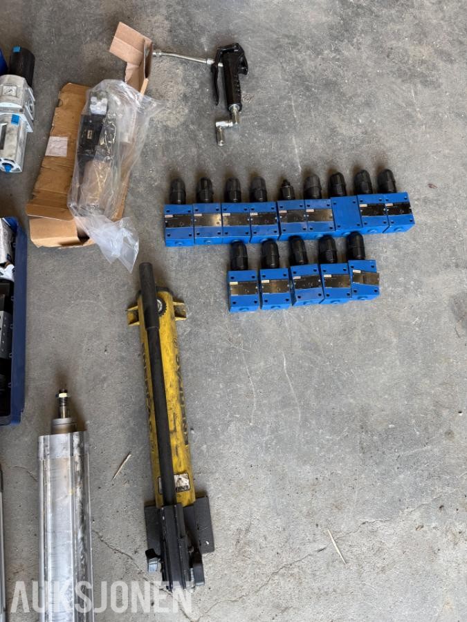 Div parti med  hydraulikk og pneumatikk
