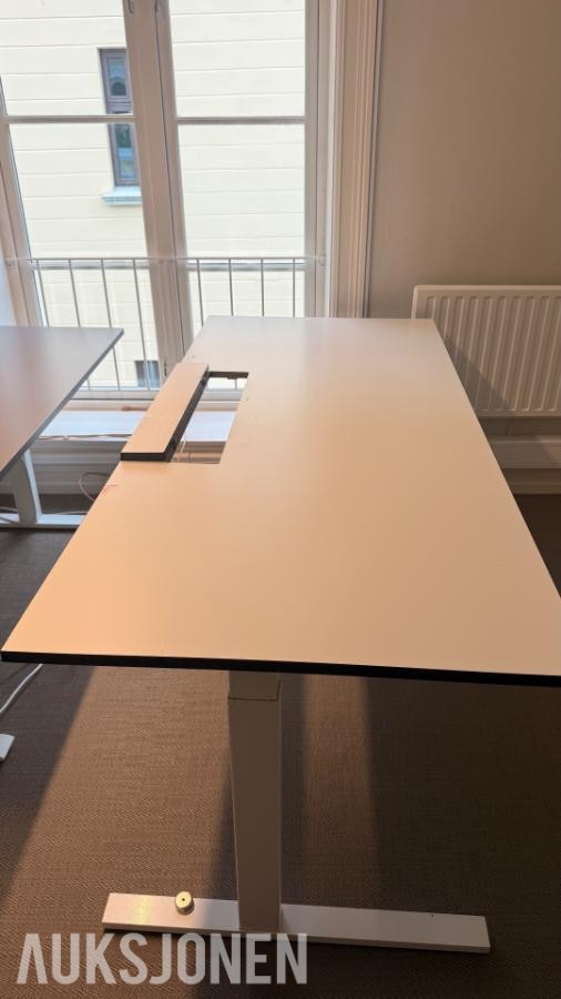 Linka Pult, 3 stk hev og senk pulter