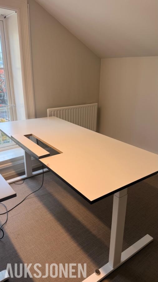 Linka Pult, 3 stk hev og senk pulter