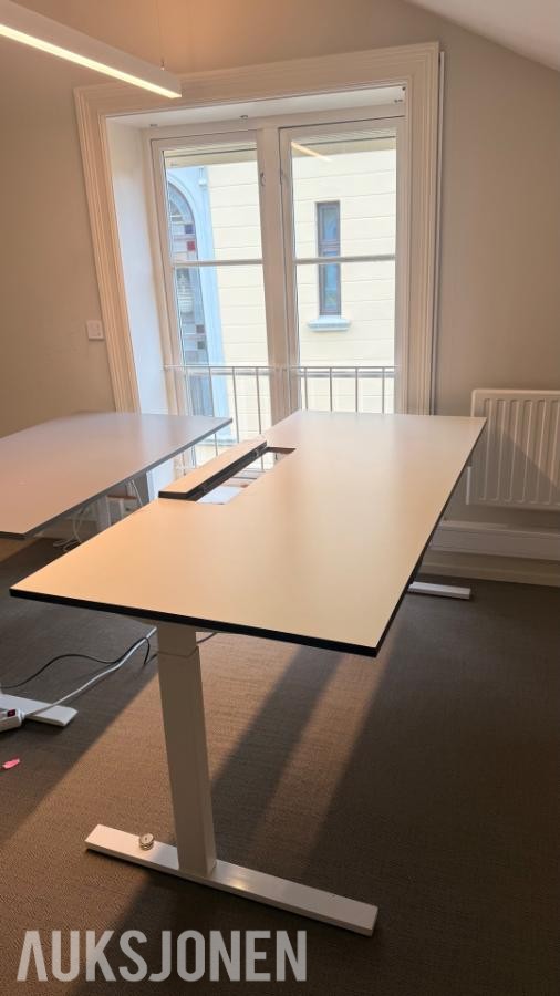 Linka Pult, 3 stk hev og senk pulter