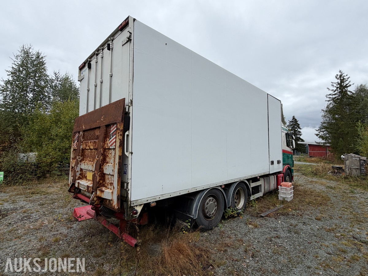 2000 Scania R164GB skaplastebil med kjøleaggregat og bakløft