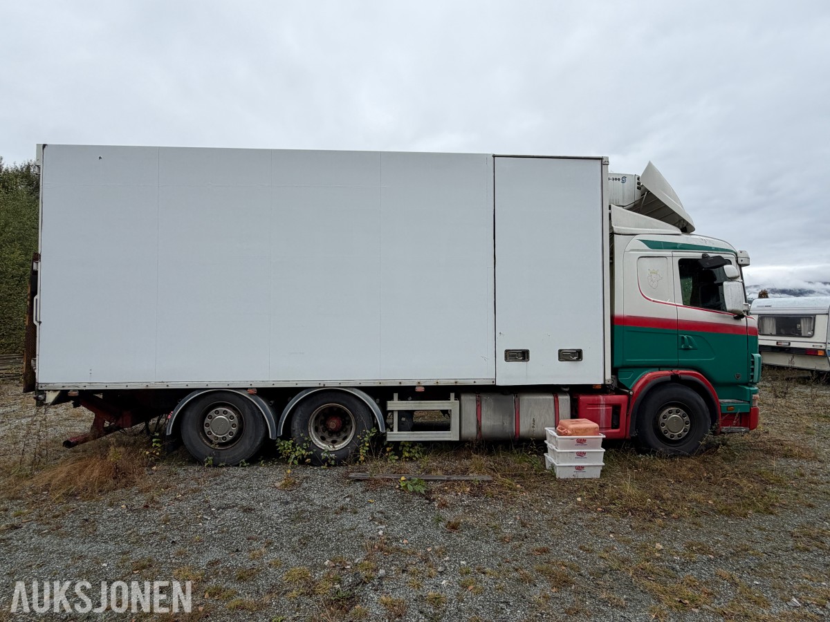 2000 Scania R164GB skaplastebil med kjøleaggregat og bakløft