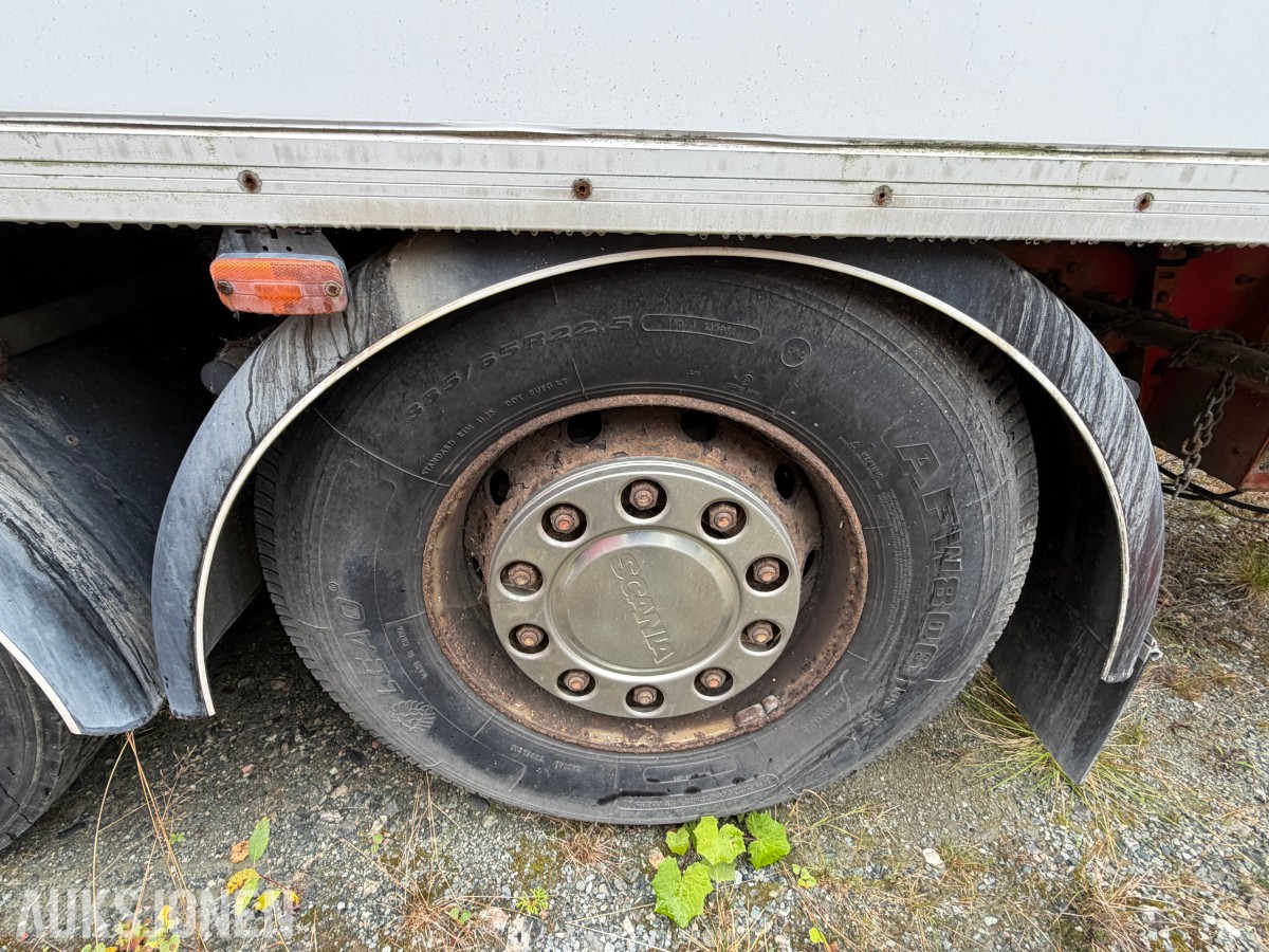 2000 Scania R164GB skaplastebil med kjøleaggregat og bakløft