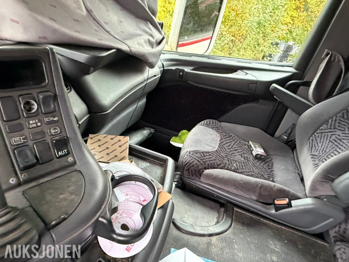 2000 Scania R164GB skaplastebil med kjøleaggregat og bakløft
