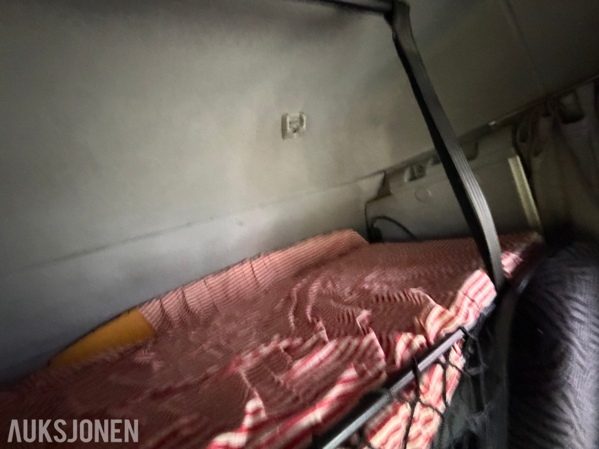 2000 Scania R164GB skaplastebil med kjøleaggregat og bakløft