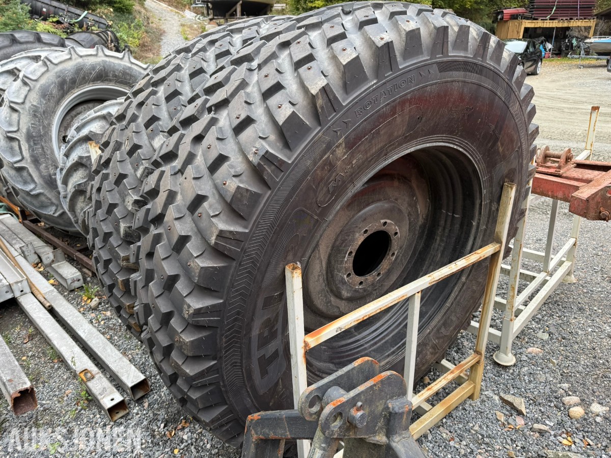 2021 4 stk. Nokian TRI 2 piggdekk på felg – 540/80 R38 + 440/80 R28 – Valtra N174