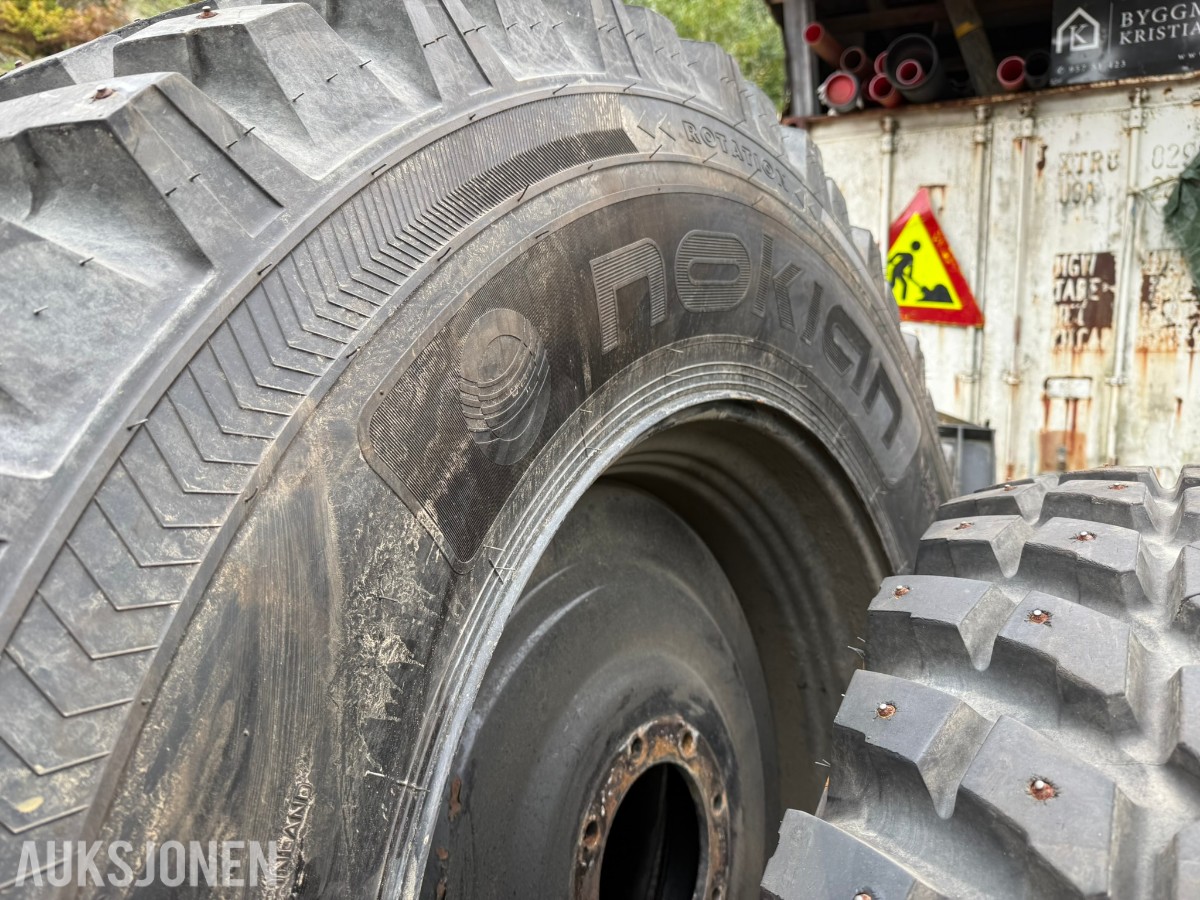 2021 4 stk. Nokian TRI 2 piggdekk på felg – 540/80 R38 + 440/80 R28 – Valtra N174