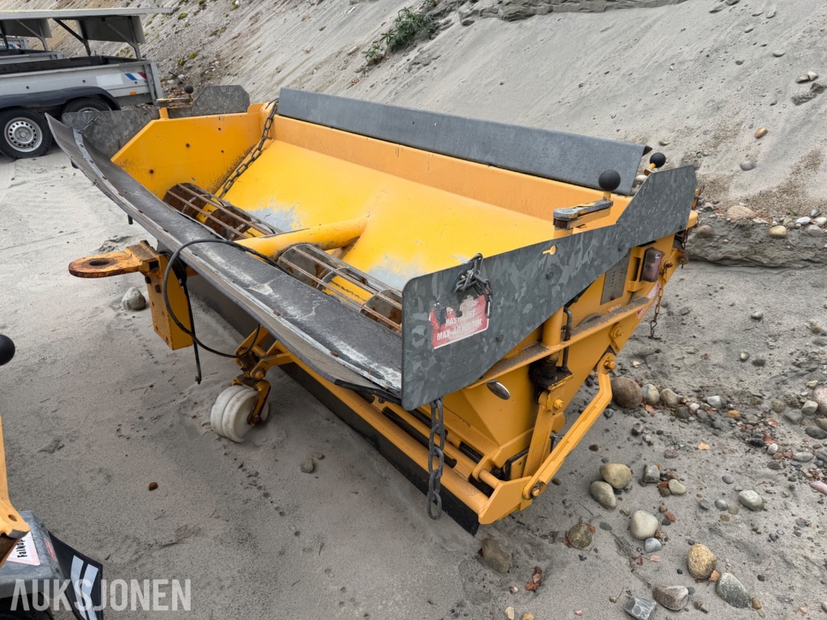 2015 Friggeråkers Verkstäder LB-1000BLU sand / saltstrøer