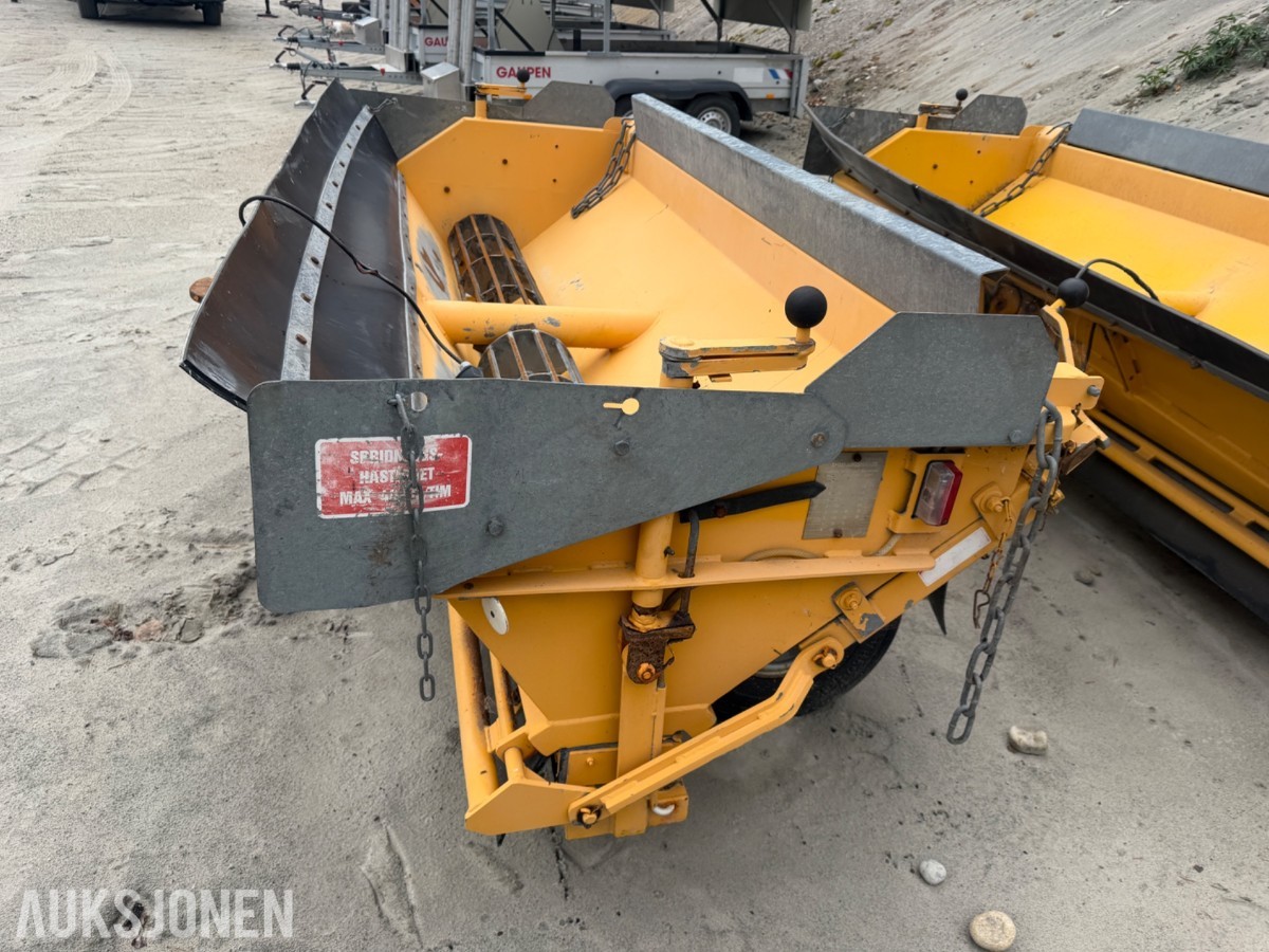 2017 Friggeråkers Verkstäder LB-1000BLU sand / saltstrøer