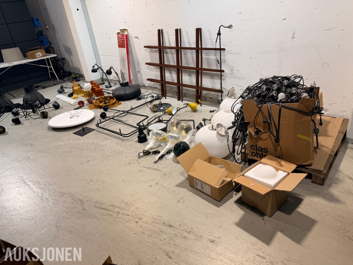 Parti med lamper, armaturer og dekorbelysning