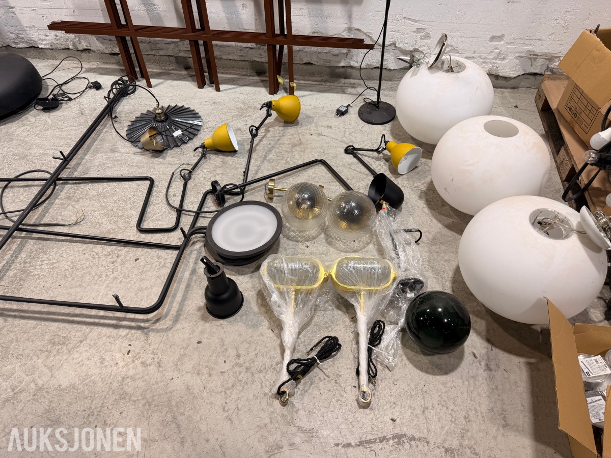Parti med lamper, armaturer og dekorbelysning