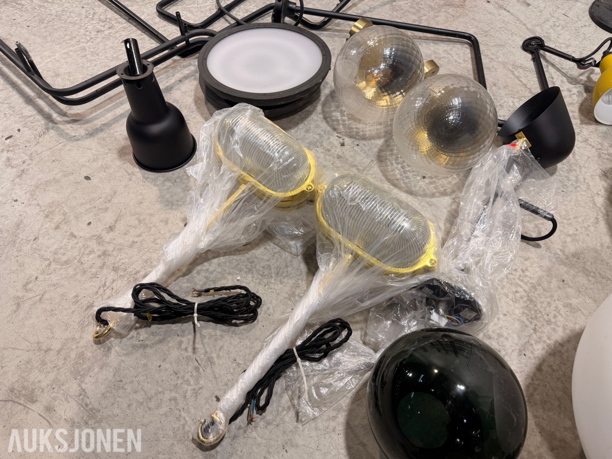 Parti med lamper, armaturer og dekorbelysning