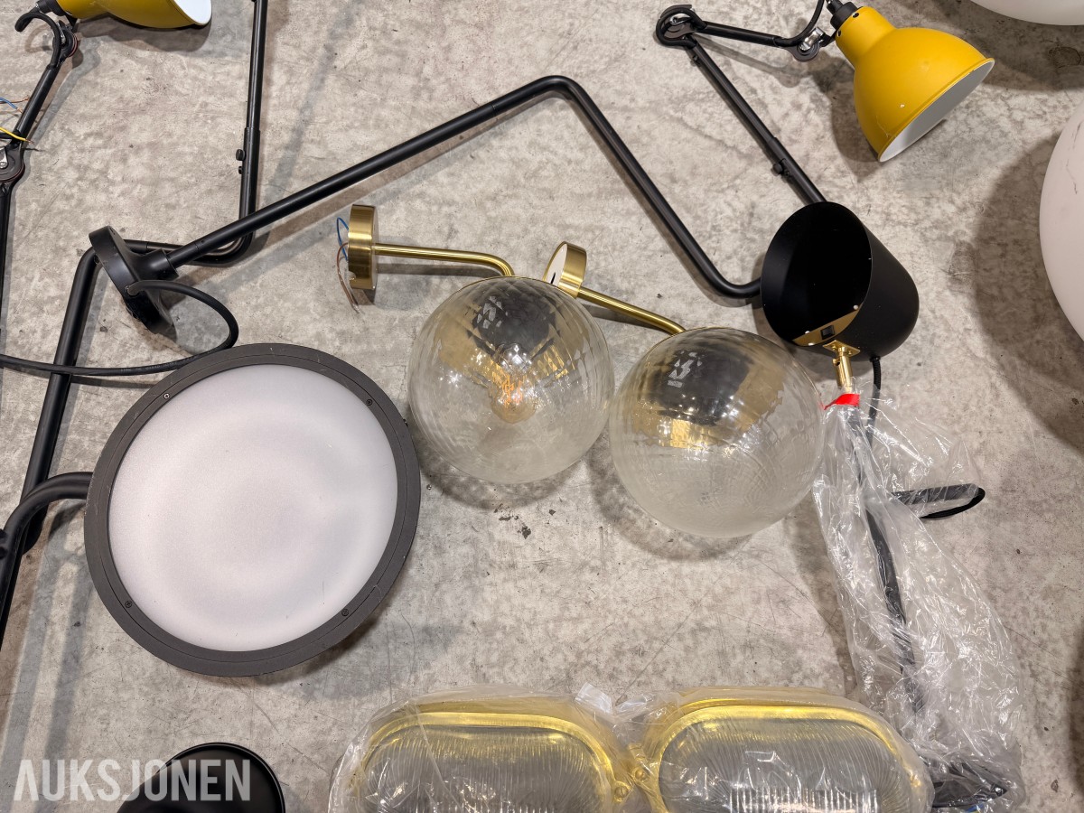 Parti med lamper, armaturer og dekorbelysning