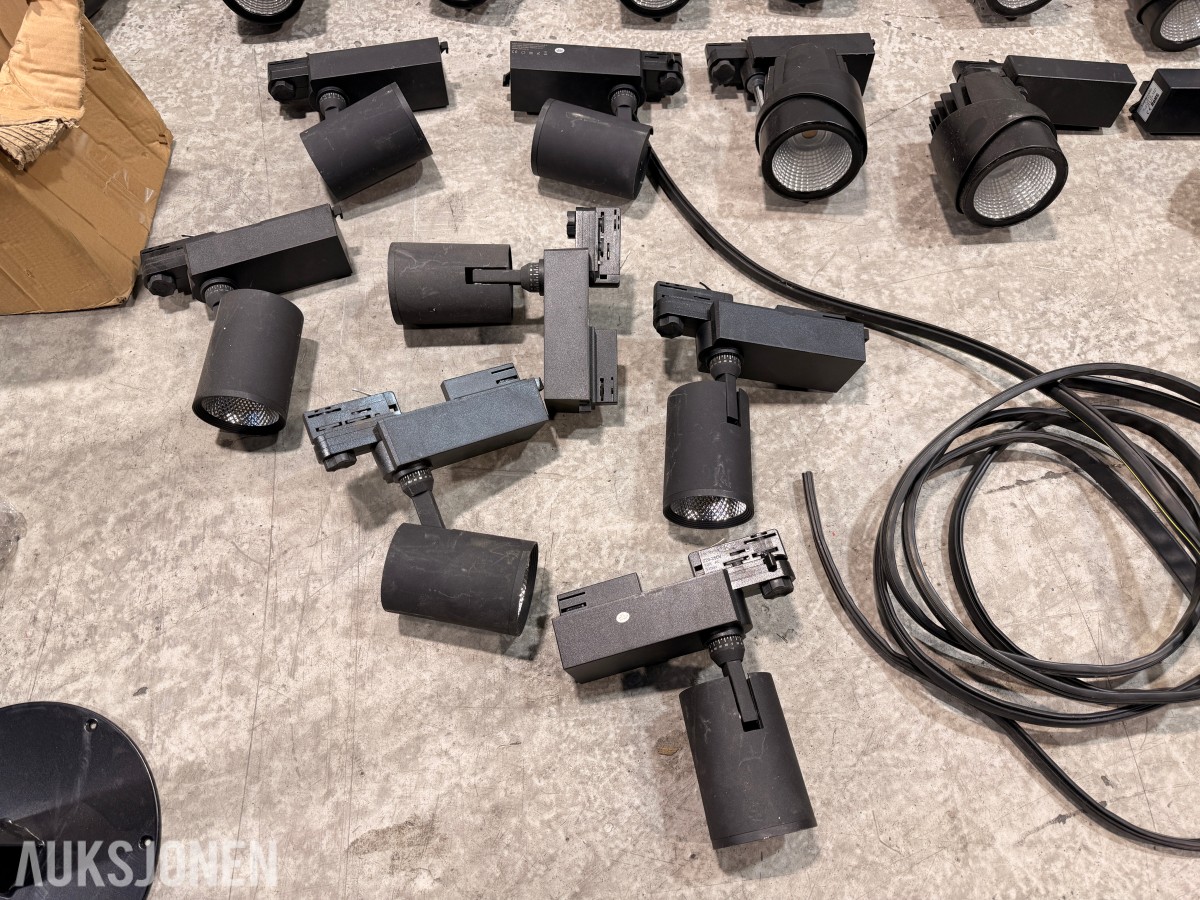 Parti med LED skinnespotter og belysningsutstyr