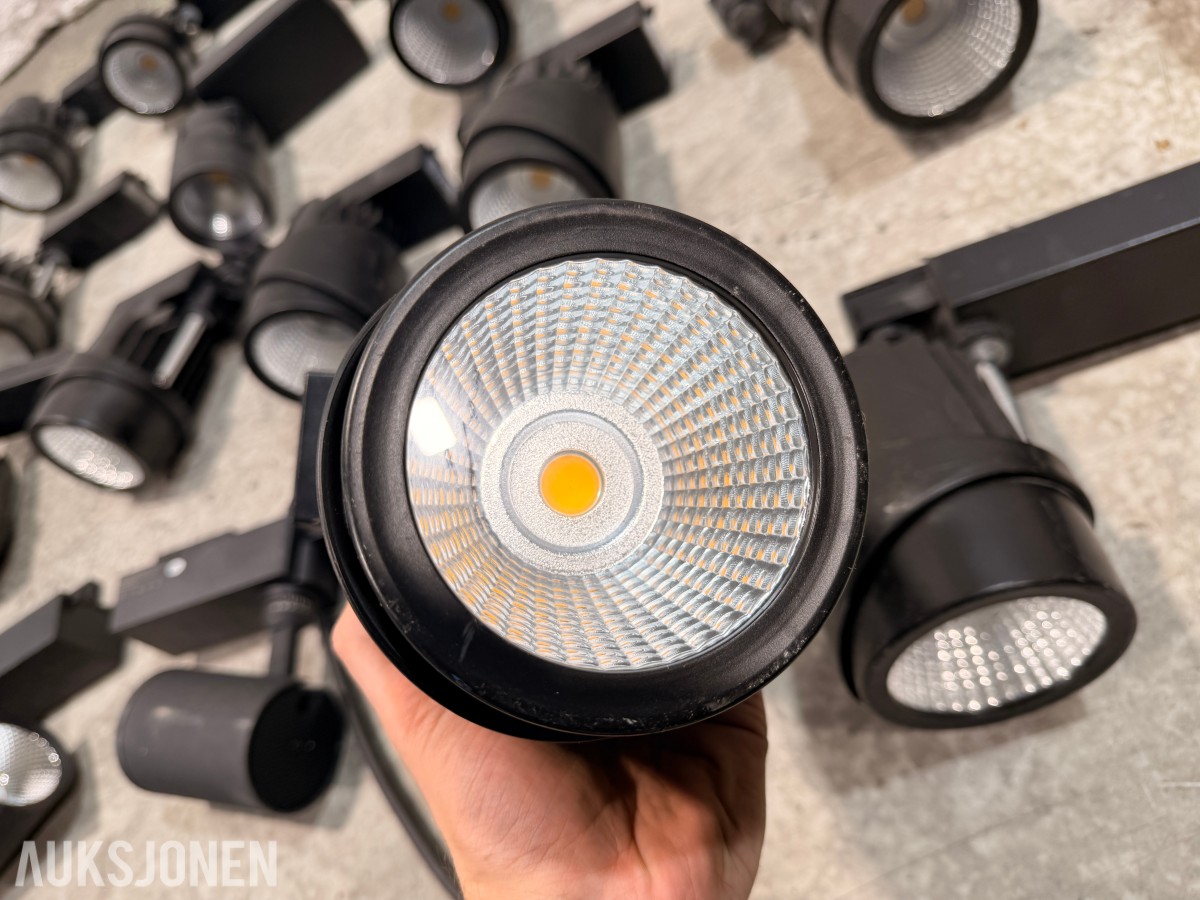 Parti med LED skinnespotter og belysningsutstyr