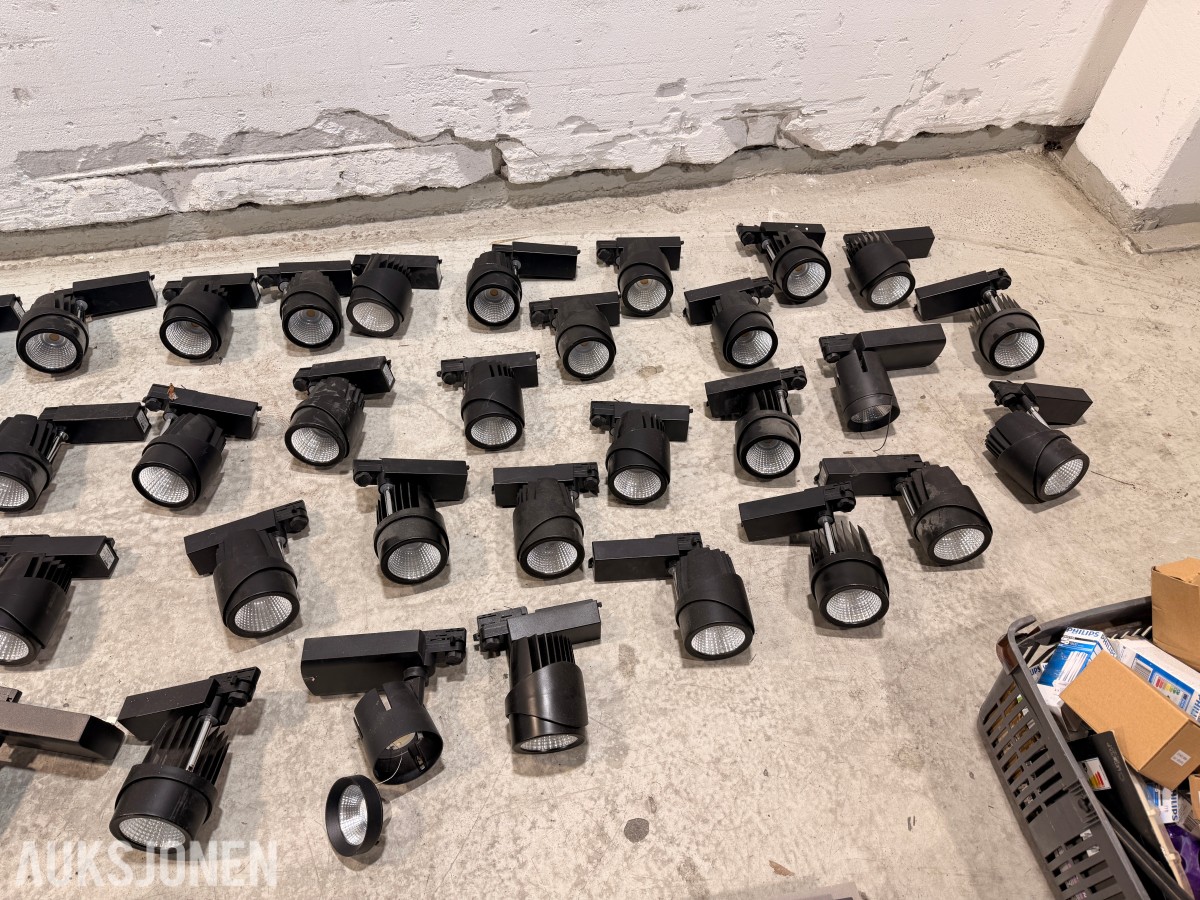 Parti med LED skinnespotter og belysningsutstyr