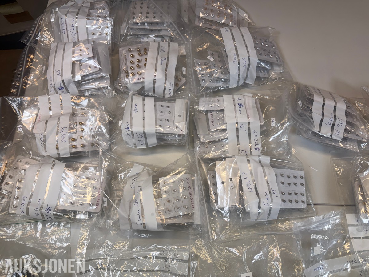 Ca 950 stk øredobber i flere ulike modeller og utførelser