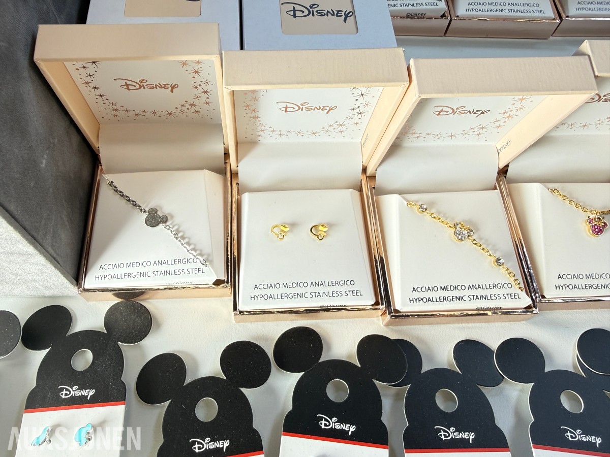 Stort parti Disney-smykker – øredobber, halskjeder og armbånd