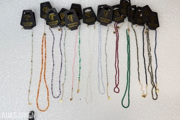 Ca 500 stk halskjeder med perler i ulike farger og utførelser