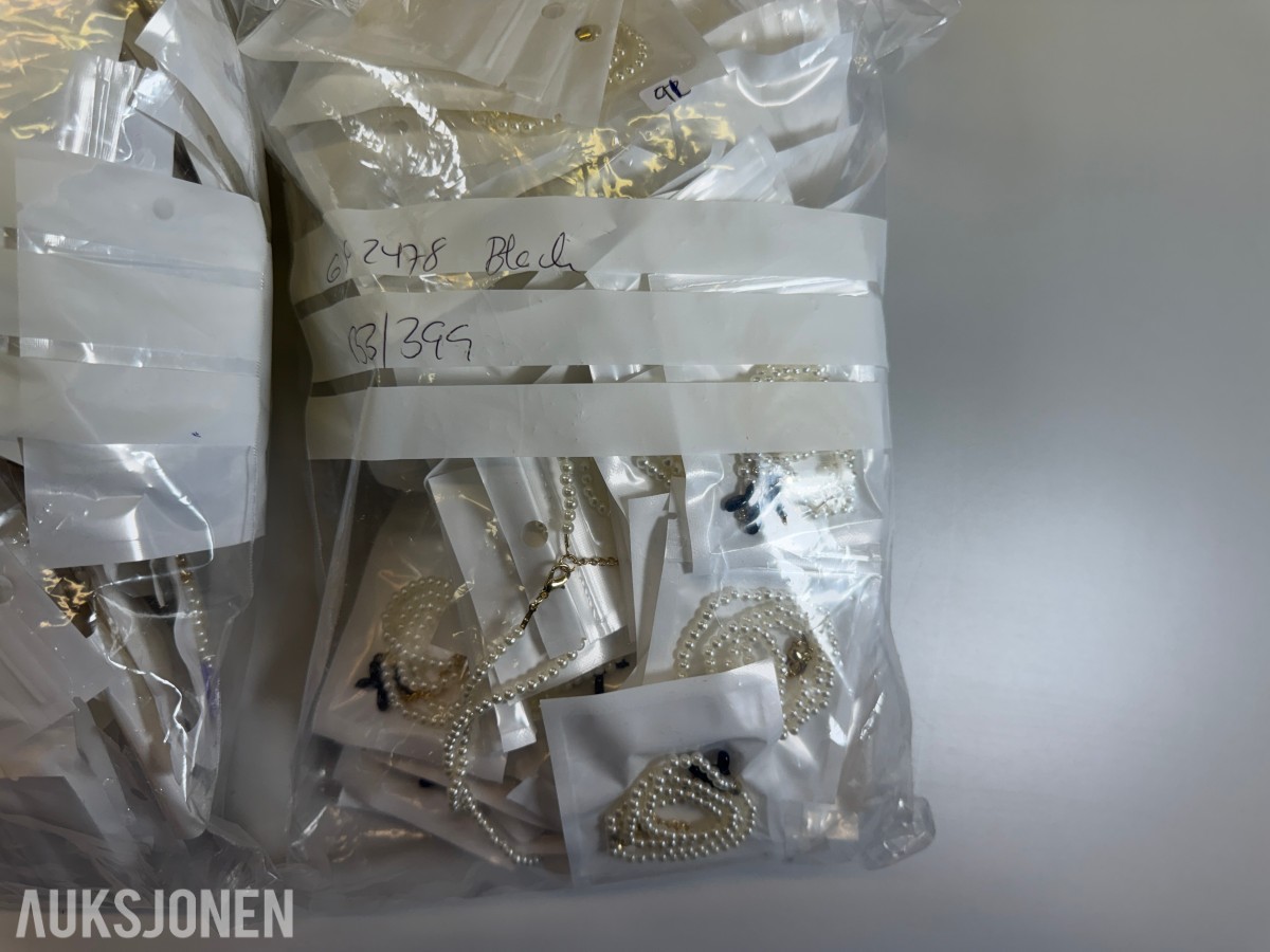 Ca 500 stk halskjeder med balloon dog anheng
